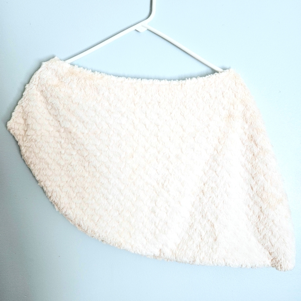 EUC Gorgeous RSVP Cream White Faux Fur Asymmetrical Dressy Shoulder Shrug S/M
